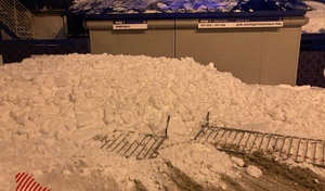 В Оренбурге прохожего едва не накрыло снежной массой, рухнувшей с крыши стадиона