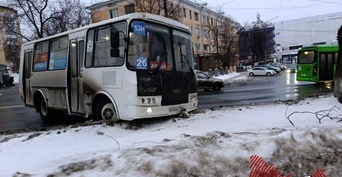 В Оренбурге автобус из-за гололеда встал поперек дороги и перекрыл движение