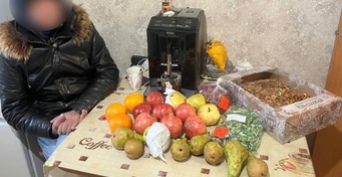 В Оренбурге мужчина обокрал ларек с фруктами и все добытое оставил на хранение у друга в холодильнике