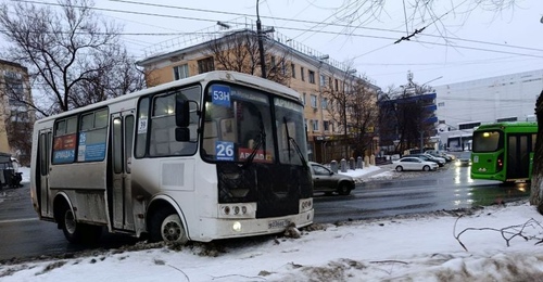 В Оренбурге автобус из-за гололеда встал поперек дороги и перекрыл движение