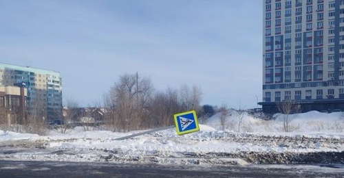 В Оренбурге не торопятся восстанавливать поврежденные дорожные знаки и ограждения