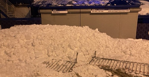 В Оренбурге прохожего едва не накрыло снежной массой, рухнувшей с крыши стадиона