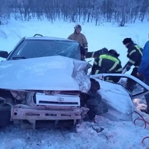 Спасатели деблокировали водителя, зажатого в автомобиле после ДТП на дороге Гай-Орск