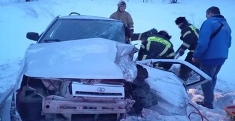 Спасатели деблокировали водителя, зажатого в автомобиле после ДТП на дороге Гай-Орск