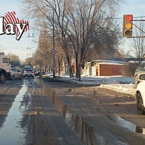 В Оренбурге на улице Ташкентской ограничили дорожное движение из-за обильного парения теплосети