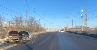 В Промышленном районе Оренбурга крупное ДТП парализовало движение