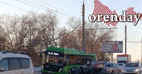 На улице Терешковой опрокинулся на крышу легковой автомобиль