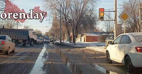 В Оренбурге на улице Ташкентской ограничили дорожное движение из-за обильного парения теплосети