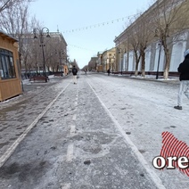 В Оренбурге улица Советская покрылась белым налетом от соли