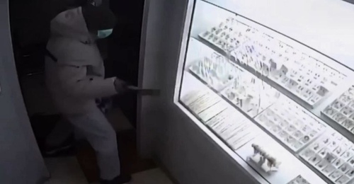 Оренбуржец пытался украсть золото из ломбарда, но стекло оказалось слишком прочным