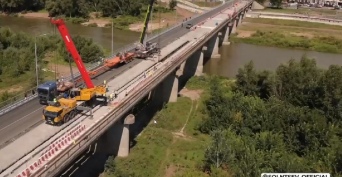 Евгений Солнцев заявил, что готовность автомобильного моста через реку Урал составляет более 50% 
