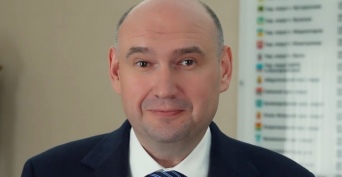 Евгений Солнцев поздравил выпускников с окончанием школы 