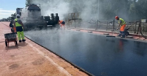 Дорожники приступили к укладке асфальта на мосту через р. Сакмару на проспекте Братьев Коростелёвых в Оренбурге