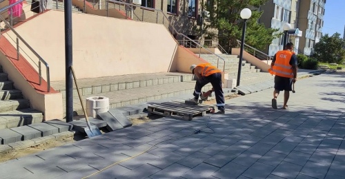  В Новотроицке продолжается благоустройство двух общественных зон