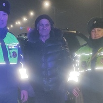 В Оренбуржье полицейские откопали из снега автомобиль водителя из Ставрополья и заменили колесо