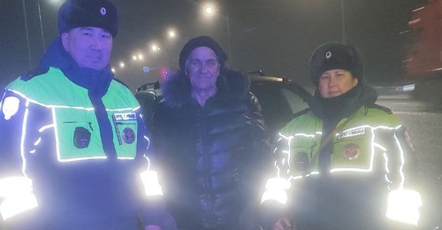 В Оренбуржье полицейские откопали из снега автомобиль водителя из Ставрополья и заменили колесо