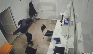 На врача, спасавшего бойцов в зоне СВО, напали в больнице Орска