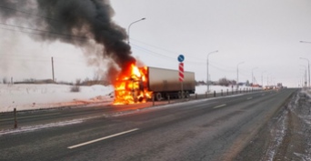 Под Оренбургом полыхал большегруз