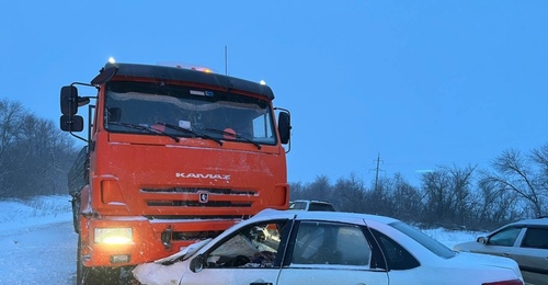 В Бузулукском районе при столкновении КамАЗа и ВАЗа пострадали три человека, включая двух детей