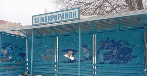 Оренбуржцы пожаловались на разбитую остановку на улице Салмышской