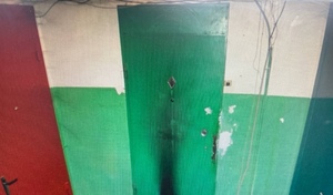 В Орске мужчина за деньги поджёг дверь квартиры девушки