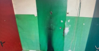 В Орске мужчина за деньги поджёг дверь квартиры девушки