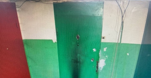 В Орске мужчина за деньги поджёг дверь квартиры девушки