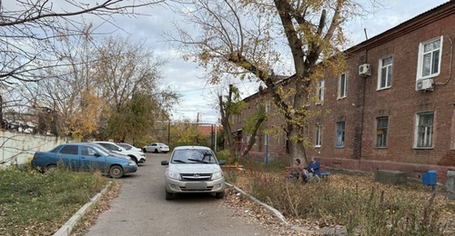 В Оренбурге водитель ВАЗа сдавал назад и сбил во дворе девушку