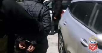 В Орске местный житель после ДТП начал избивать и оскорблять автоледи