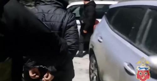 В Орске местный житель после ДТП начал избивать и оскорблять автоледи