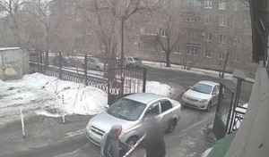 Происшествие в Орской горбольнице: мужчина вырвал шлагбаум и кинулся на сторожа