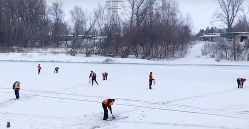 В Оренбурге распилили лёд на Сакмаре, чтобы избежать заторов