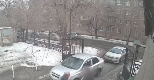 Происшествие в Орской горбольнице: вырвал шлагбаум и кинулся на сторожа