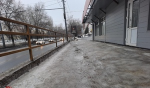 Шаг до трагедии: в центре Оренбурга пешеходная дорожка превратилась в «каток» над проезжей частью