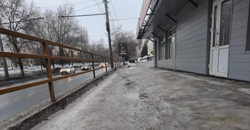 Шаг до трагедии: в центре Оренбурга пешеходная дорожка превратилась в «каток» над проезжей частью