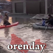 В Орске затопило улицу, но горожане, пережившие паводок, достали лодки и сапы