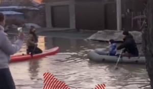 В Орске затопило улицу, но горожане, пережившие паводок, достали лодки и сапы