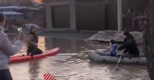 В Орске затопило улицу, но горожане, пережившие паводок, взяли на вооружение лодки и сапы