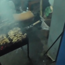 В Гае сапожник пожарил шашлык в обувном киоске