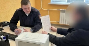 В Оренбурге мужчина разгромил лифт и измазал его кровью