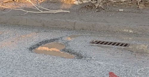 Любовь и дороги: в Оренбурге дыра в асфальте приняла форму сердечка