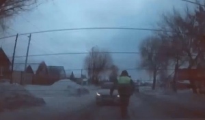 Оренбуржец ударил инспектора и протащил его на машине - дело передано в суд