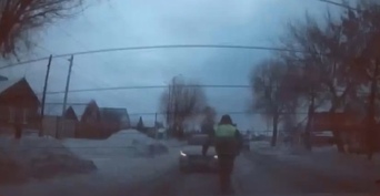 Оренбуржец ударил инспектора и протащил его на машине - дело передано в суд