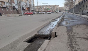 Ночная ловушка на Краснознаменной: провал в асфальте оставили без ограждения