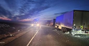 Ночью в Акбулакском районе легковушка врезалась в грузовик, погибли два человека (18+)