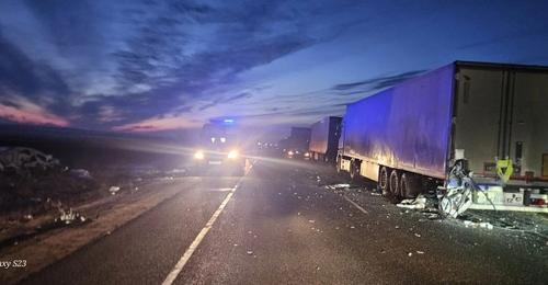 Ночью в Акбулакском районе легковушка врезалась в грузовик, погибли два человека (18+)