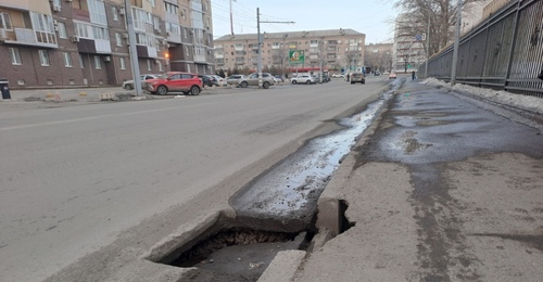 Ночная ловушка на Краснознаменной: провал в асфальте оставили без ограждения