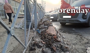 Сюрпризы оттепели: улицы Оренбурга освободились от снега, но не от мусора