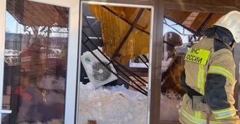 В Саракташе под тяжестью снега на женщину рухнул навес