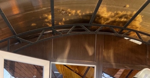 В Саракташе под тяжестью снега на женщину рухнул навес